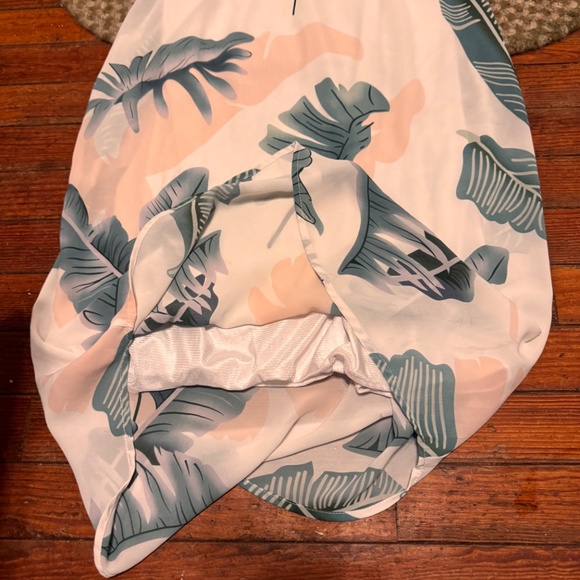 Embrace a tropical vibe with this stylish mini dress featuring a vibrant leaf pr - Picture 5 of 5